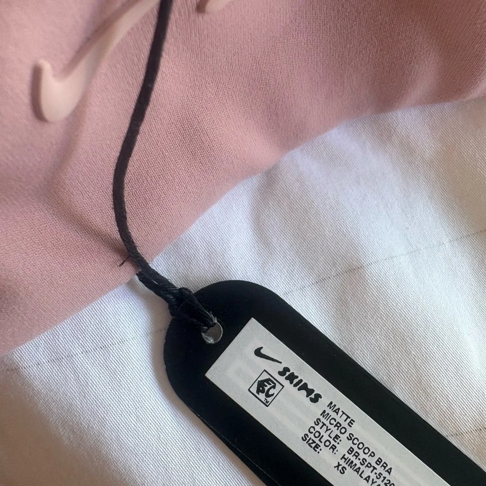 SkimsXNikd Seamless Scoop sports bra - Picture 5 of 5
